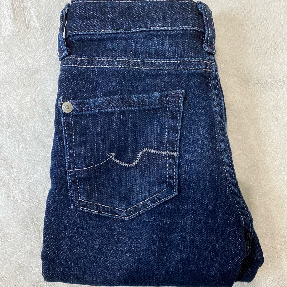This pair of boy’s jeans is crafted in our signature premium denim .size:-5